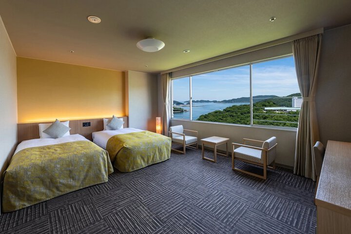 Room 28 of 107