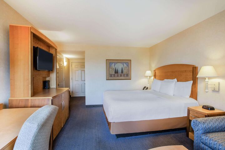 1 King Bed Deluxe Room (2 of 18)