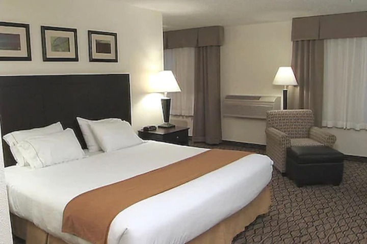 1 King Bed (1 of 20)