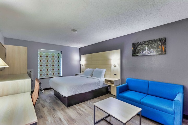 1 King Bed Deluxe Room (4 of 10)