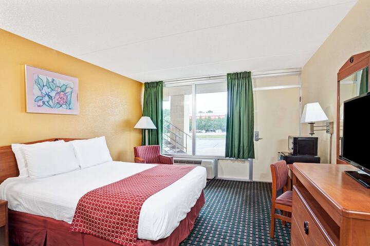 1 Queen Bed (1 of 7)
