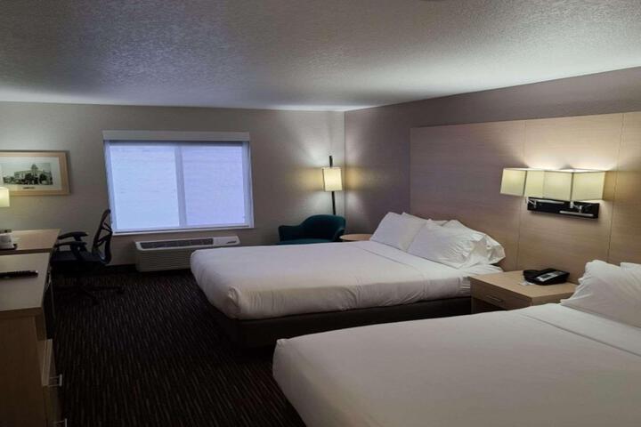 2 Queen Beds (7 of 18)