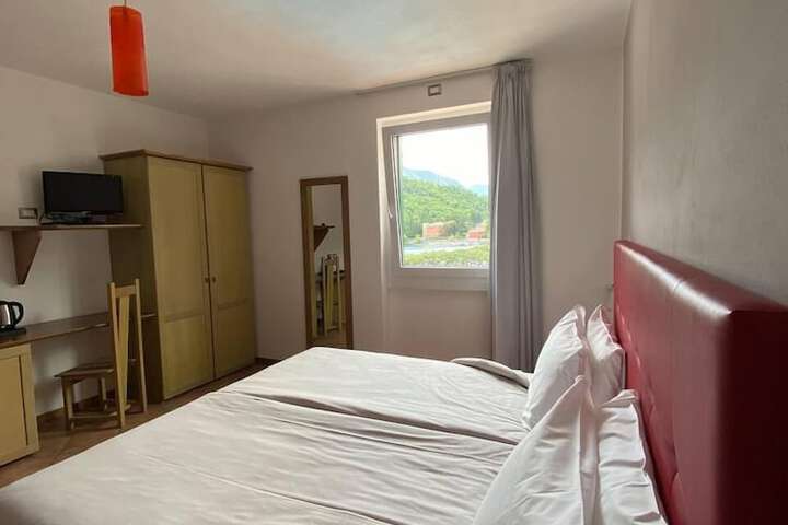 Room 10 of 26