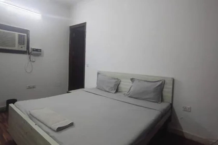 Room 11 of 17