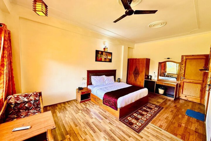 Room 6 of 13