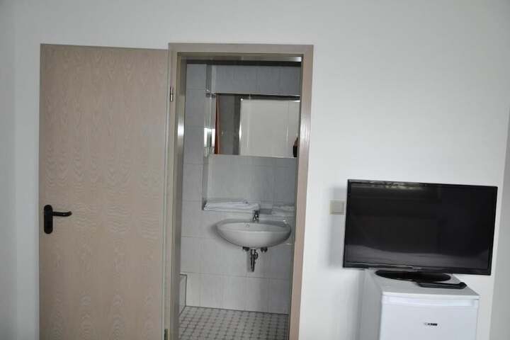 Room 13 of 18