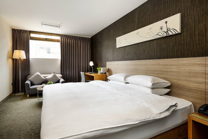 Room 25 of 60
