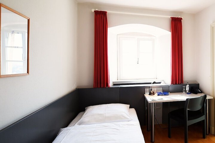 Room 5 of 42