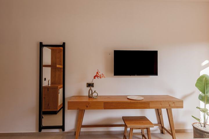 Room 7 of 77