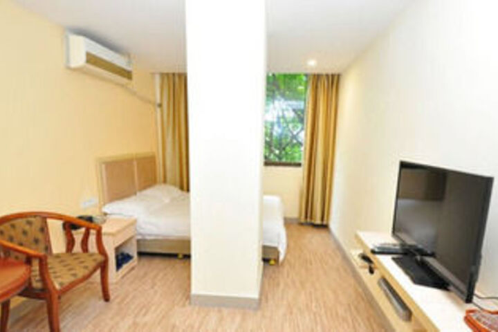 Room 5 of 10
