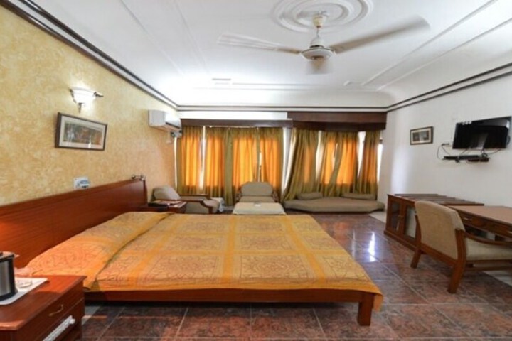 Room 6 of 11