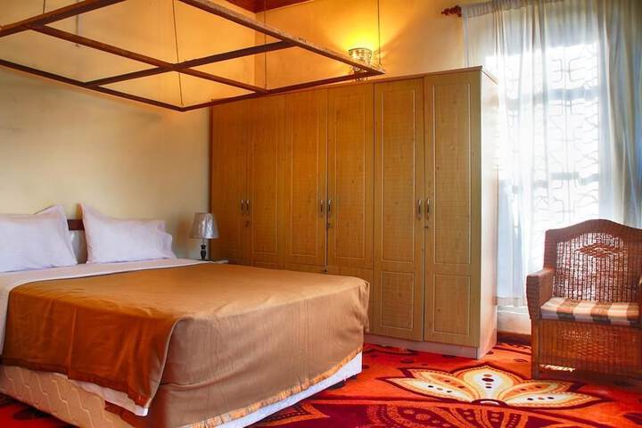 Room 5 of 18