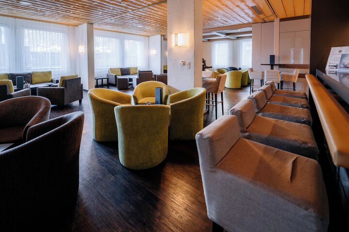 Lounge 82 of 98