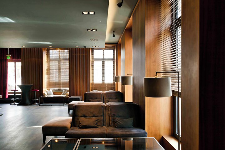 Lounge 64 of 86