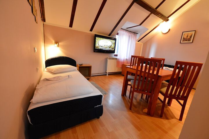 Room 13 of 68