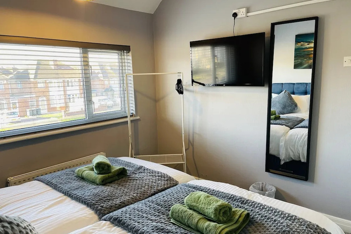 Room 4 of 16