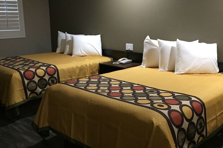 2 Queen Beds (10 of 13)