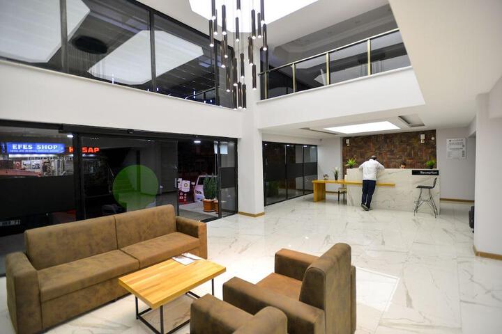 Lounge 5 of 13