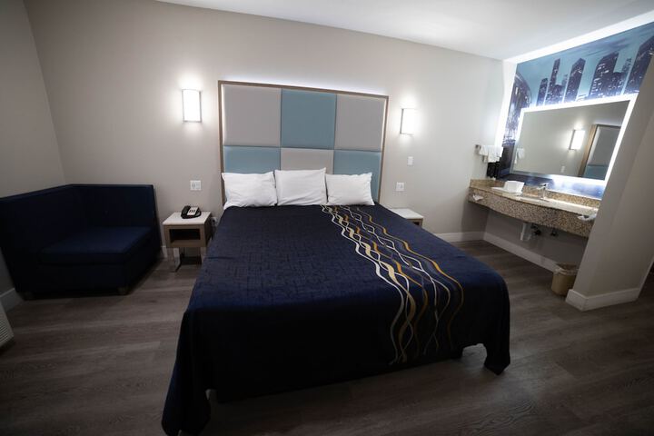 Deluxe King Bed (45 of 50)