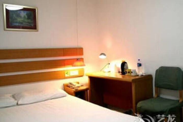 Room 6 of 33