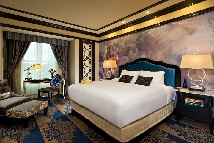 Deluxe King Bed (1 of 14)