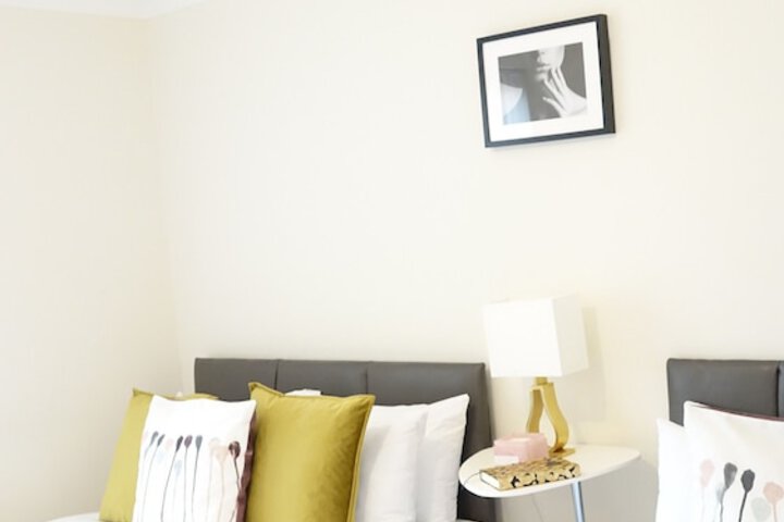 Room 18 of 102