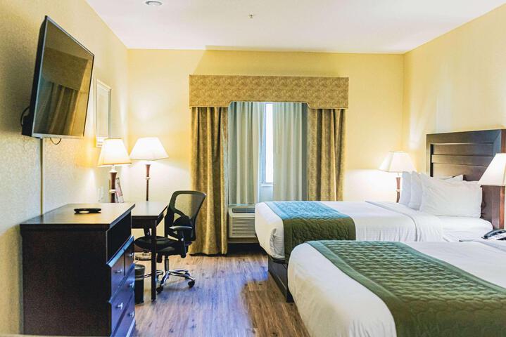 2 Queen Beds (8 of 9)