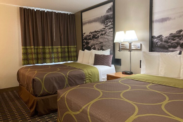 2 Queen Beds (5 of 15)
