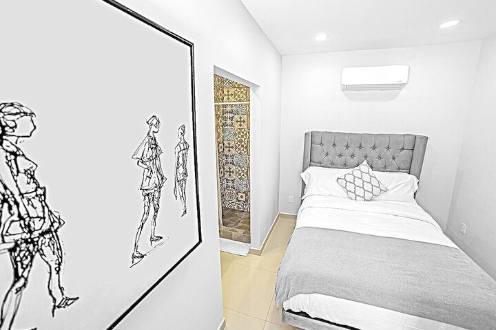 Room 4 of 100