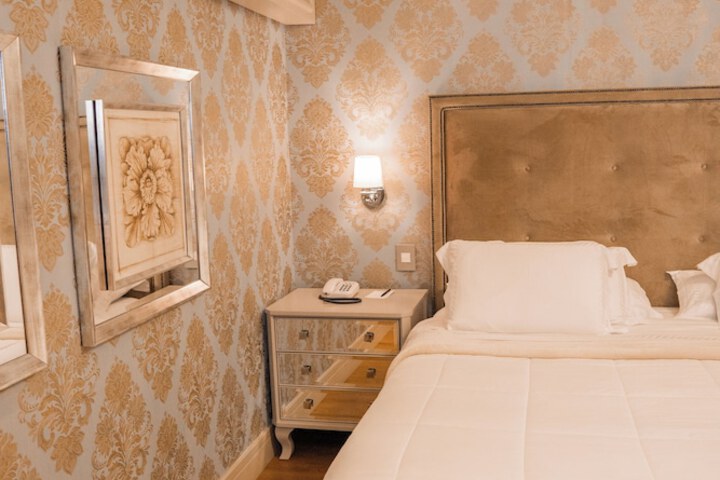 Room 15 of 108