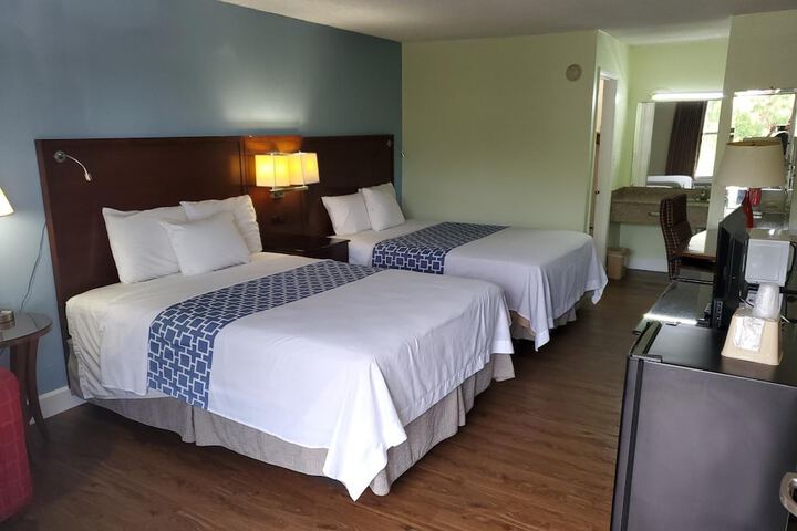 2 Queen Beds (13 of 13)