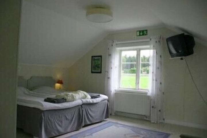Room 10 of 66