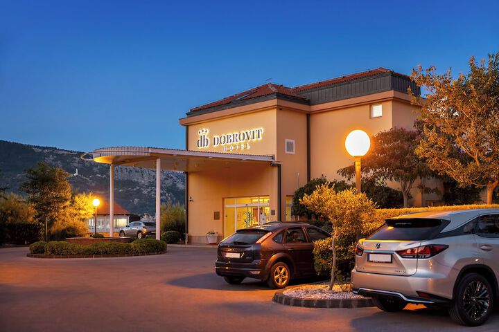 Hotel 2 of 235
