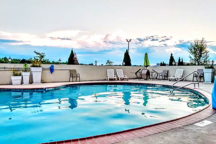 Swimming pool at Holiday Inn Guin by IHG