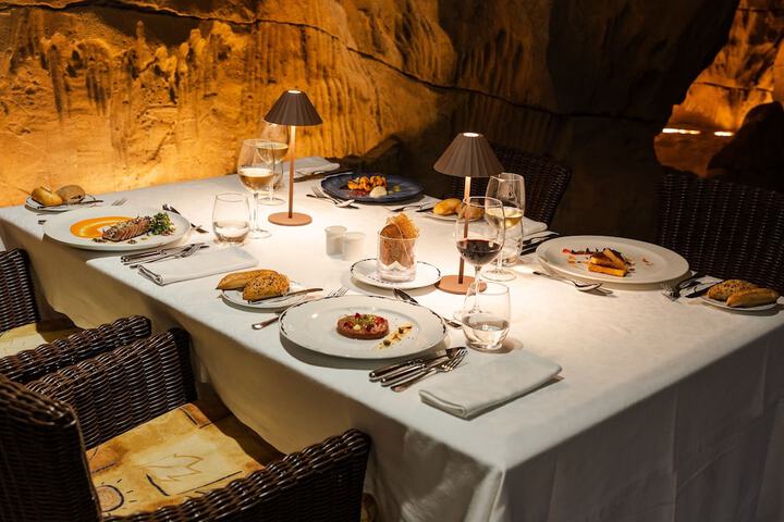 Dining 90 of 163