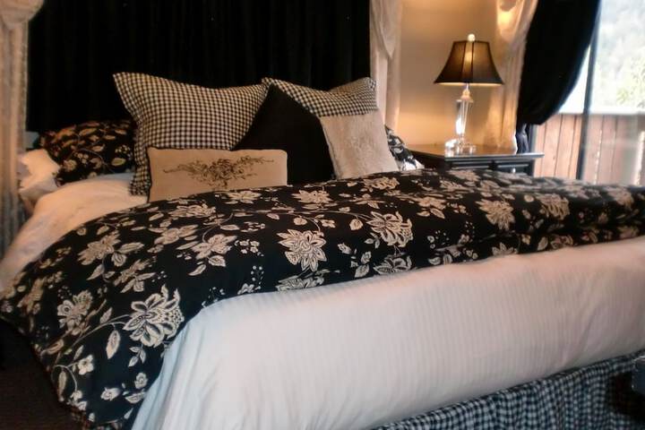 Deluxe King Bed Partial Lake View (8 of 48)
