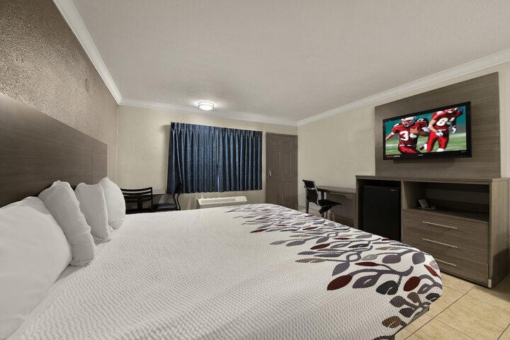 1 King Bed (14 of 19)