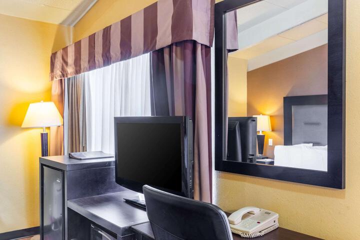 1 King Bed Balcony (6 of 7)