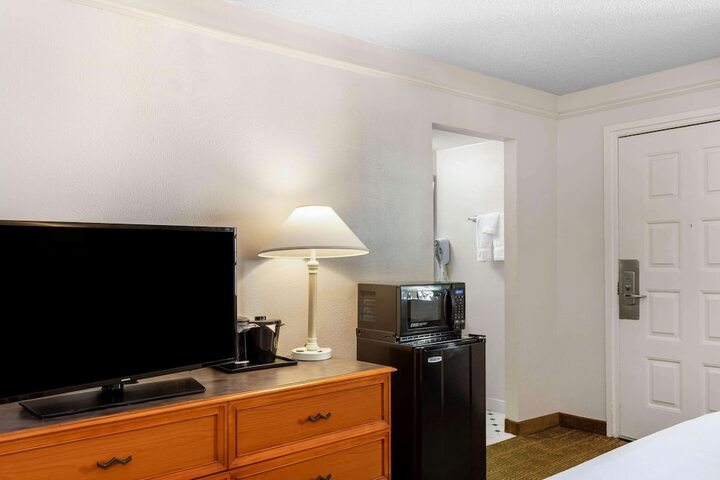 2 Double Beds Mobility Hearing Accessible Room Roll in Shower (2 of 16)