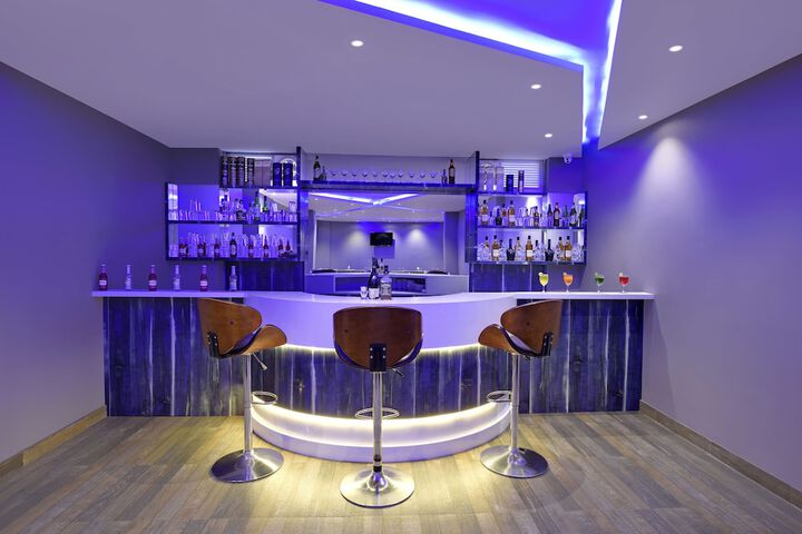 Lounge 18 of 27
