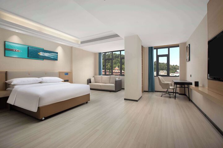 Room 5 of 16