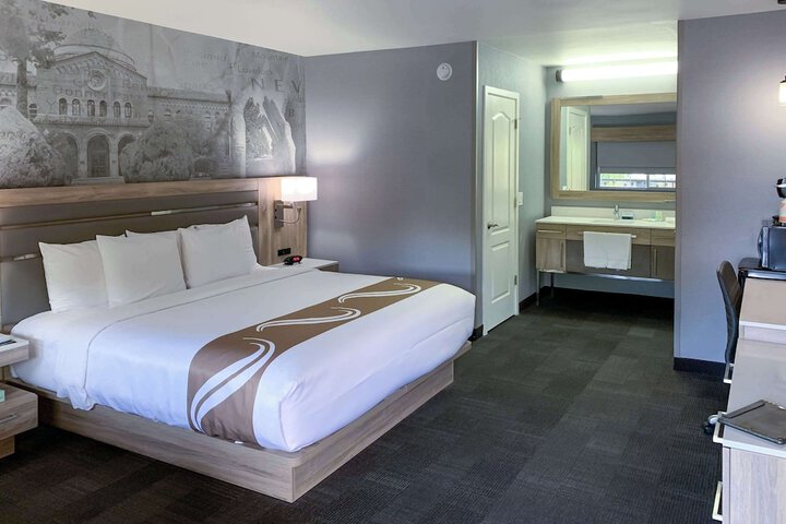 1 King Bed (5 of 5)
