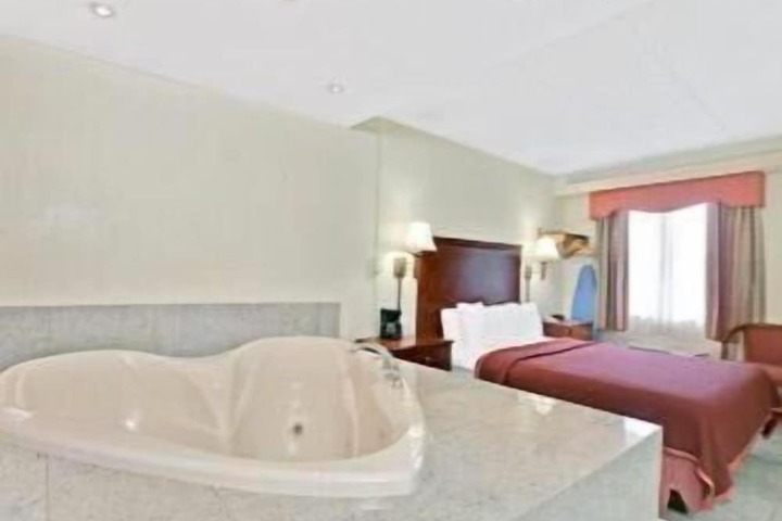 1 Queen Studio Suite (2 of 4)