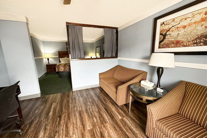 1 King Bed (5 of 13)