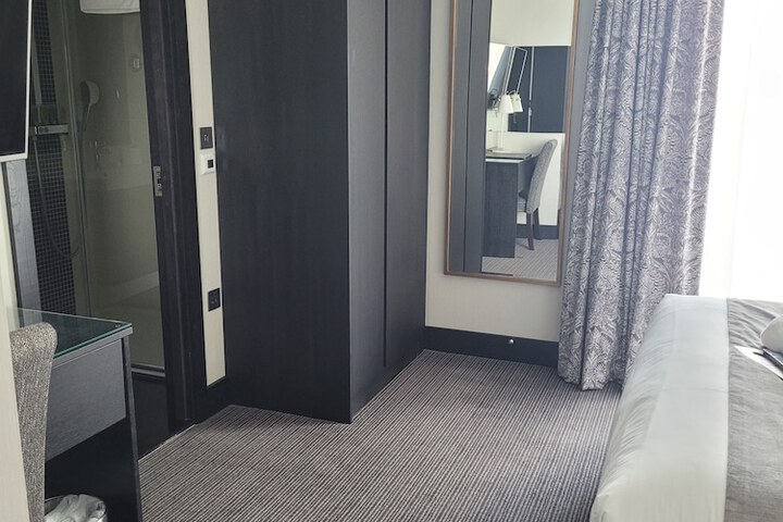 Room 34 of 90