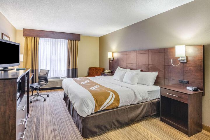 1 King Bed Accessible (9 of 10)