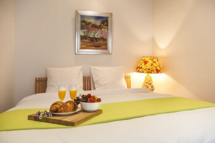 Room 16 of 28