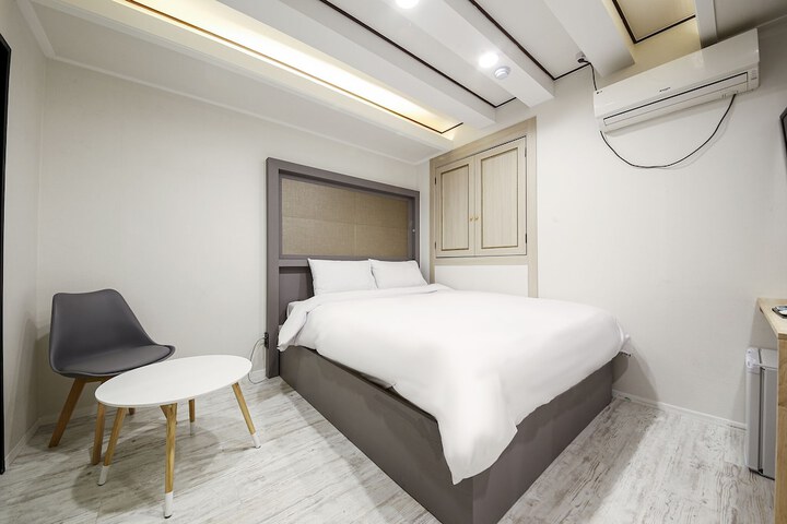 Room 15 of 33