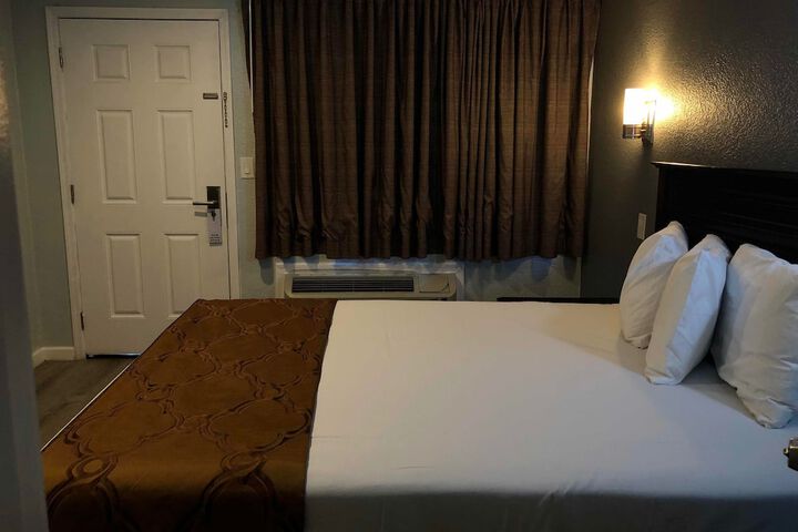 Room 11 of 22