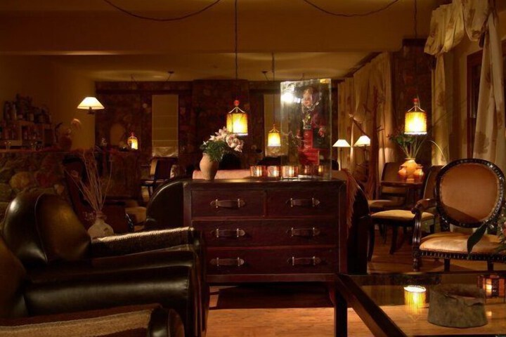 Lounge 36 of 41